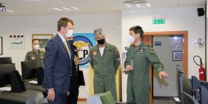 BRITISH AMBASSADOR TO SPAIN, HIS EXCELLENCY HUGH ELLIOTT AND UK DEFENSE ATTACHÉ, CAPTAIN IAN CLARKE (RN) VISIT TACTICAL LEADERSHIP PROGRAMME